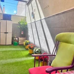 Casa Ideal Familias Y Grupos Con Balcones Exterior Soleada Patios Cerca Alhambra, Sierra Nevada, Rio Genil, Lancha Del Genil, Parque Llano Y Reloj Del Sol Con Barbacoas, Campo De Futbol, Circuito Gimnasia Habitación en casa particular